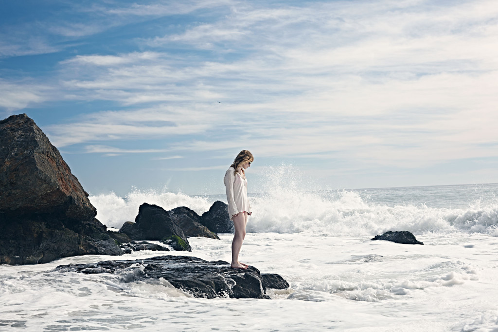 young woman, alone, ocean, sea, lifestyle, lifestyle photographer, lifestyle photography, crystal cartier
